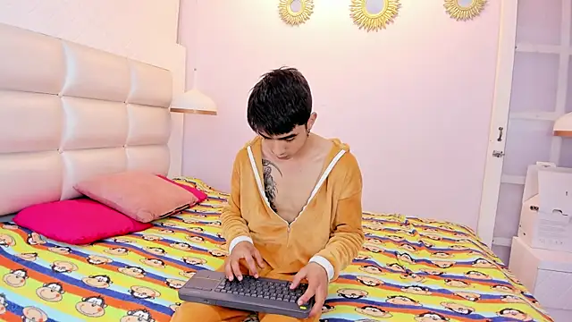 Hottie Guy online show from 10-10-25, 06:07