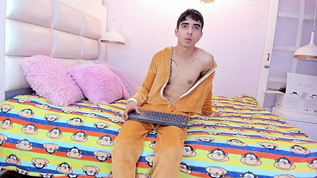 Hottie Guy online show from 10-15-25, 05:57