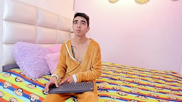 Hottie Guy online show from 10-16-25, 05:47