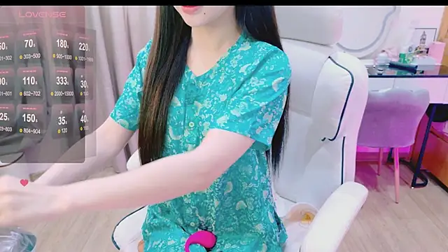 Snapshot of _Aria_Moonie chatting on 06-21-26, 03:31 Aria Moonie online show from 06-21-26, 03:31