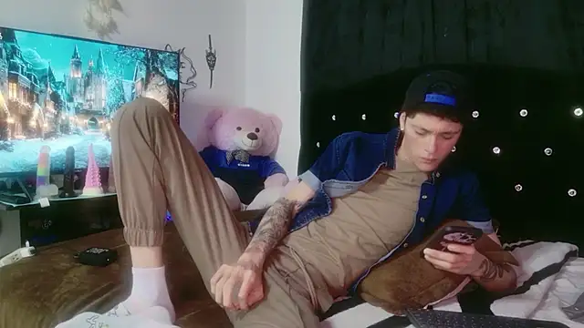 Tyler cat online show from 12-04-25, 03:49