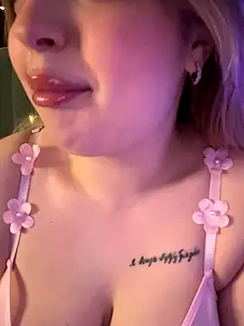 Snapshot of KellyMoors chatting on 12-16-25, 02:38 KellyMoors online show from 12-16-25, 02:38