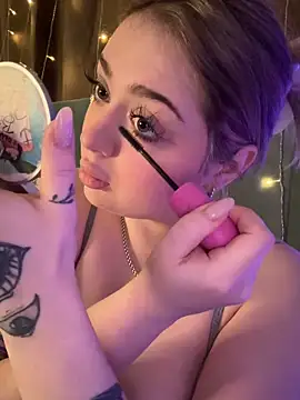 Snapshot of KellyMoors chatting on 12-18-25, 01:22 KellyMoors online show from 12-18-25, 01:22