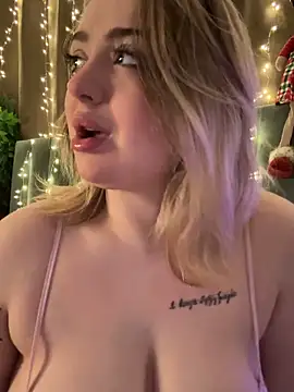 Snapshot of KellyMoors chatting on 12-19-25, 01:45 KellyMoors online show from 12-19-25, 01:45