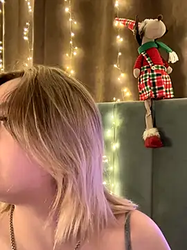 Snapshot of KellyMoors chatting on 12-20-25, 01:34 KellyMoors online show from 12-20-25, 01:34