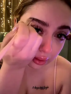 Snapshot of KellyMoors chatting on 12-21-25, 01:24 KellyMoors online show from 12-21-25, 01:24