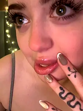 Snapshot of KellyMoors chatting on 12-22-25, 02:08 KellyMoors online show from 12-22-25, 02:08