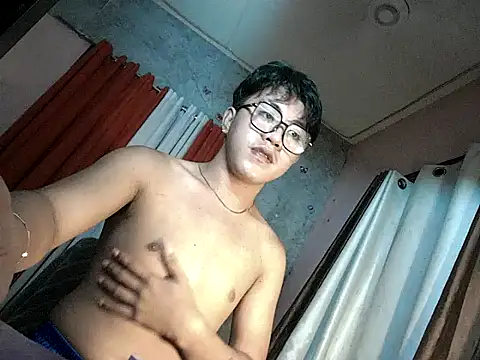 Snapshot of ur_fucking_rolly chatting on 11-06-25, 02:18 ur fucking rolly online show from 11-06-25, 02:18