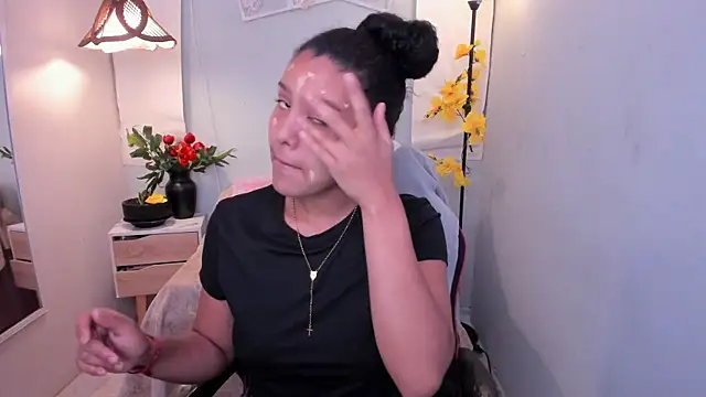 Snapshot of AriaVega chatting on 06-18-26, 01:04 AriaVega online show from 06-18-26, 01:04