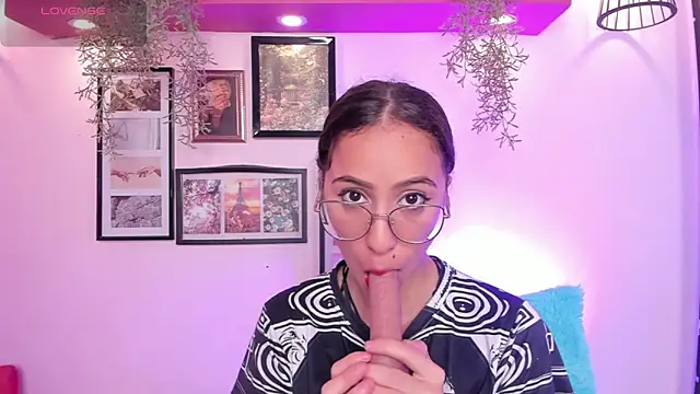 Alana Martinez  online show from 10-11-25, 12:47