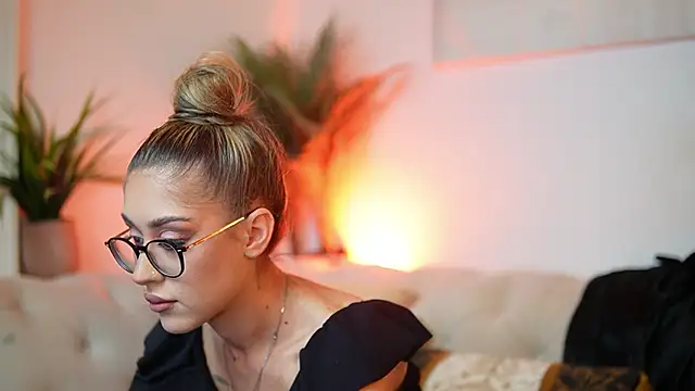 Snapshot of AileenKiss chatting on 10-09-25, 06:06 AileenKiss online show from 10-09-25, 06:06