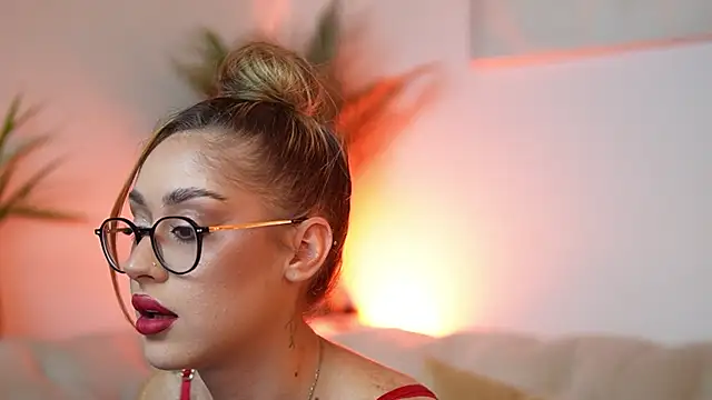 Snapshot of AileenKiss chatting on 10-14-25, 07:25 AileenKiss online show from 10-14-25, 07:25