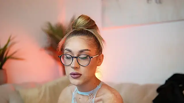 Snapshot of AileenKiss chatting on 10-28-25, 07:38 AileenKiss online show from 10-28-25, 07:38