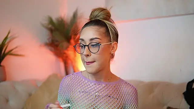 Snapshot of AileenKiss chatting on 11-22-25, 08:19 AileenKiss online show from 11-22-25, 08:19