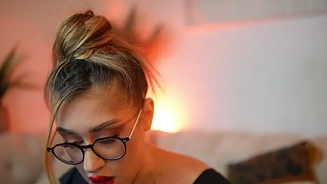 Snapshot of AileenKiss chatting on 12-02-25, 08:04 AileenKiss online show from 12-02-25, 08:04