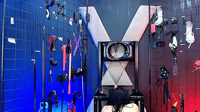 Snapshot of MrKiara_Queen_BDSM_ chatting on 10-15-25, 01:00 MrKiara Queen BDSM online show from 10-15-25, 01:00