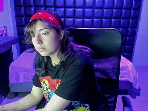 Snapshot of Violetta_Swett_ chatting on 12-15-25, 11:25 Violetta Swett online show from 12-15-25, 11:25