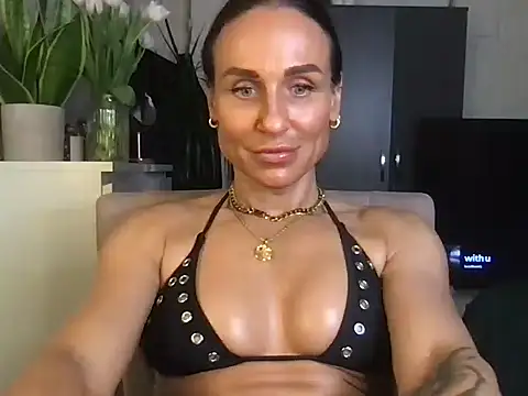 Snapshot of GluteQueenE chatting on 01-10-26, 05:15 GluteQueenE online show from 01-10-26, 05:15