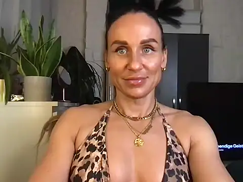 Snapshot of GluteQueenE chatting on 02-05-26, 04:11 GluteQueenE online show from 02-05-26, 04:11