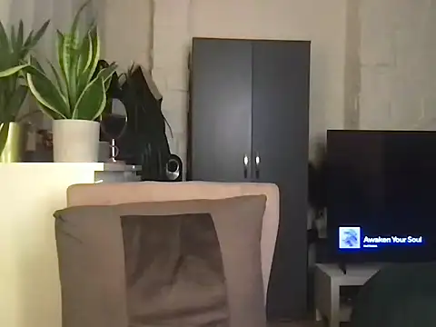 Snapshot of GluteQueenE chatting on 03-13-26, 10:05 GluteQueenE online show from 03-13-26, 10:05