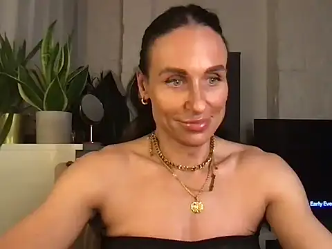 Snapshot of GluteQueenE chatting on 03-17-26, 11:41 GluteQueenE online show from 03-17-26, 11:41