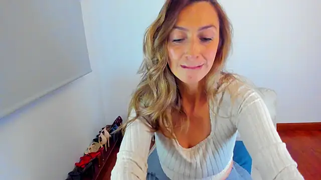 Snapshot of Velourmuse chatting on 06-19-26, 11:08 Velourmuse online show from 06-19-26, 11:08