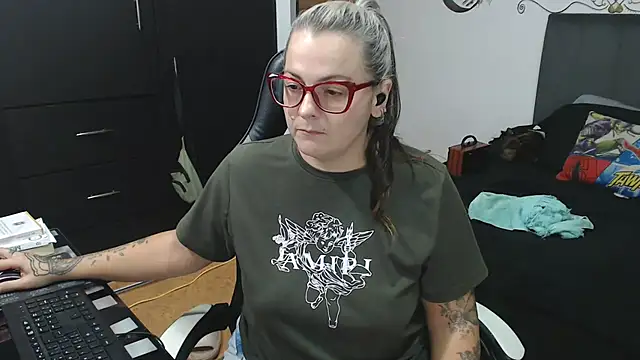 perlagoloza05 online show from 10-30-25, 03:19