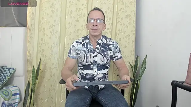 Snapshot of _axelking_ chatting on 07-08-26, 11:48 axelking online show from 07-08-26, 11:48