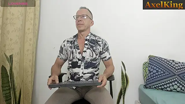 Snapshot of _axelking_ chatting on 07-16-26, 11:38 axelking online show from 07-16-26, 11:38