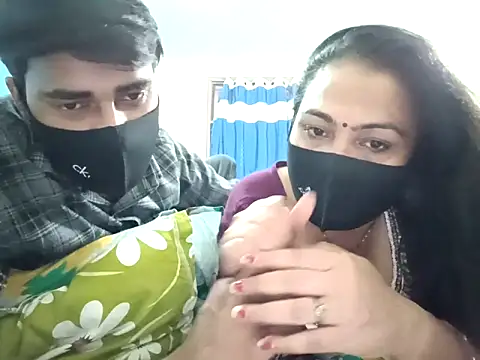Snapshot of horny_milf_couple chatting on 10-19-25, 04:40 horny milf couple online show from 10-19-25, 04:40
