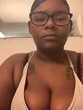 Snapshot of ThickChick94 chatting on 10-19-25, 03:40 ThickChick94 online show from 10-19-25, 03:40