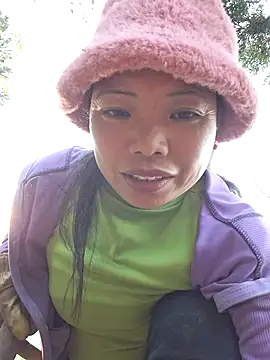 Snapshot of miomio-12 chatting on 12-15-25, 09:46 miomio-12 online show from 12-15-25, 09:46