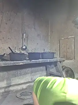 Snapshot of miomio-12 chatting on 12-17-25, 12:44 miomio-12 online show from 12-17-25, 12:44