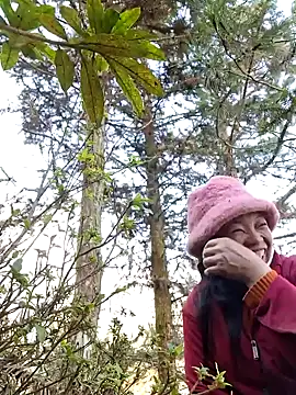 Snapshot of miomio-12 chatting on 12-19-25, 01:12 miomio-12 online show from 12-19-25, 01:12