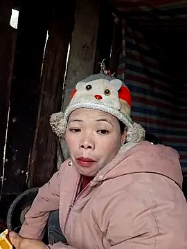 Snapshot of miomio-12 chatting on 01-07-26, 12:46 miomio-12 online show from 01-07-26, 12:46