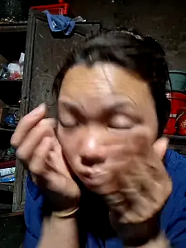 Snapshot of miomio-12 chatting on 03-27-26, 03:23 miomio-12 online show from 03-27-26, 03:23