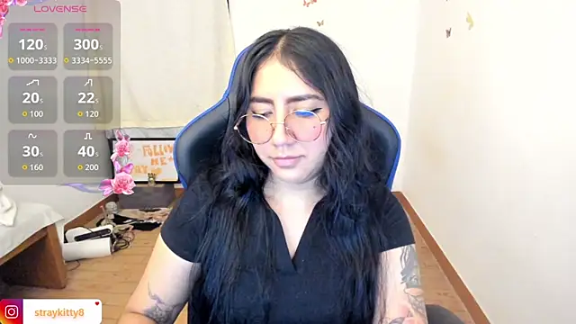 Snapshot of LoveLyy- chatting on 05-13-26, 08:27 LoveLyy- online show from 05-13-26, 08:27