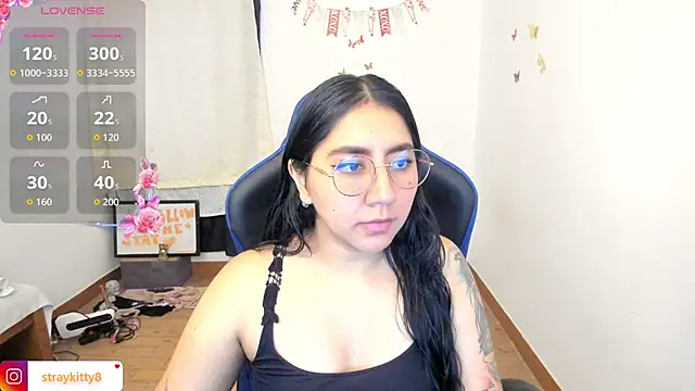 Snapshot of LoveLyy- chatting on 06-10-26, 02:05 LoveLyy- online show from 06-10-26, 02:05