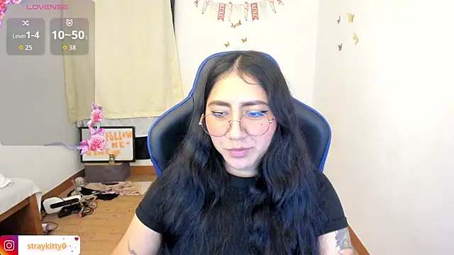 Snapshot of LoveLyy- chatting on 06-23-26, 03:26 LoveLyy- online show from 06-23-26, 03:26