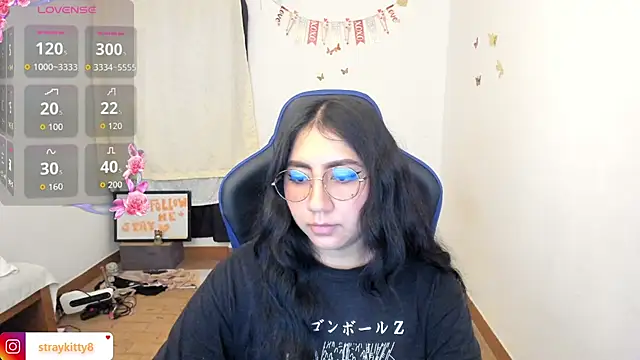 Snapshot of LoveLyy- chatting on 06-23-26, 10:19 LoveLyy- online show from 06-23-26, 10:19