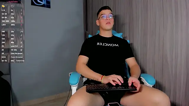 Snapshot of alex_boyy chatting on 10-10-25, 04:44 alex boyy online show from 10-10-25, 04:44