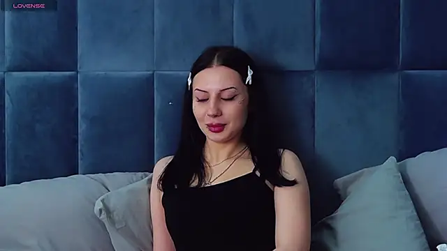 Snapshot of MaeAnna chatting on 11-19-25, 04:23 MaeAnna online show from 11-19-25, 04:23