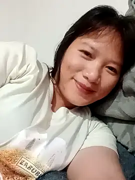 Snapshot of TrangNemo chatting on 10-11-25, 02:04 TrangNemo online show from 10-11-25, 02:04