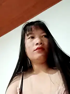 Snapshot of TrangNemo chatting on 10-18-25, 08:42 TrangNemo online show from 10-18-25, 08:42