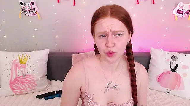 Snapshot of Evarey_ chatting on 06-30-26, 04:24 Evarey online show from 06-30-26, 04:24