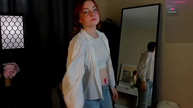 KellyeOun online show from 10-19-25, 01:39