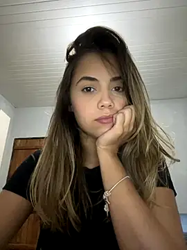 Snapshot of estrela_aguiar chatting on 10-08-25, 11:46 estrela aguiar online show from 10-08-25, 11:46
