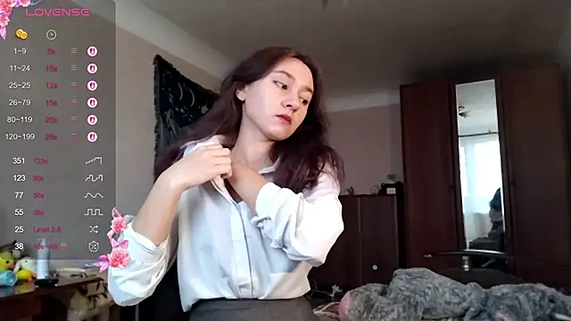 Snapshot of MiaLovelyOne chatting on 11-18-25, 11:25 MiaLovelyOne online show from 11-18-25, 11:25