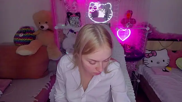 Snapshot of CeaneLino chatting on 12-18-25, 03:29 CeaneLino online show from 12-18-25, 03:29