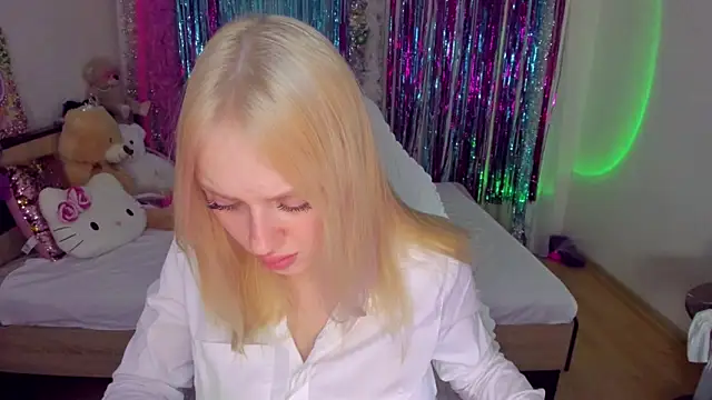 Snapshot of CeaneLino chatting on 01-08-26, 08:22 CeaneLino online show from 01-08-26, 08:22